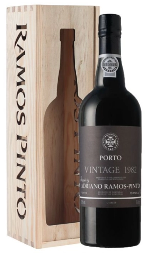 Ramos Pinto Vintage port 1982 incl. houten kist